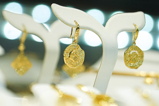 Diamond and Gold by Poh Kong